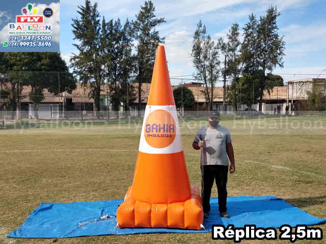 cone inflável gigante promocional rádio bahia fm