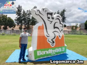 logomarca inflável gigante promocional rádio band fm joinville