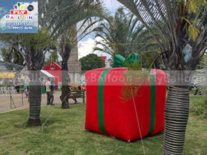 caixa inflável promocional presente de natal vermelha em volta redonda