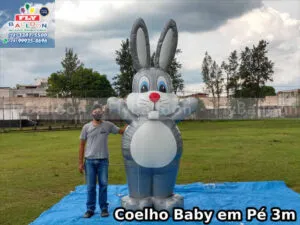 coelho baby inflável gigante promocional em pé