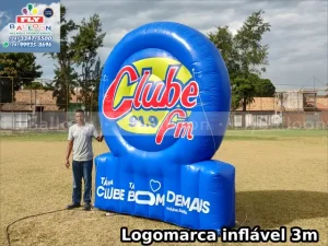 logomarca inflável gigante promocional rádio clube fm buritis