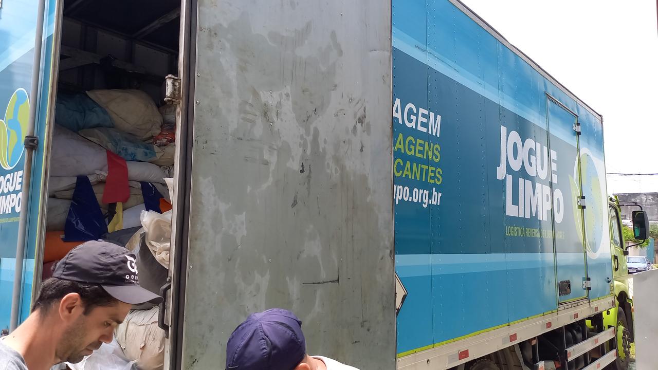 Caminhão da Ambipar realizando a coleta de resíduos industriais na Fly Balloon Infláveis