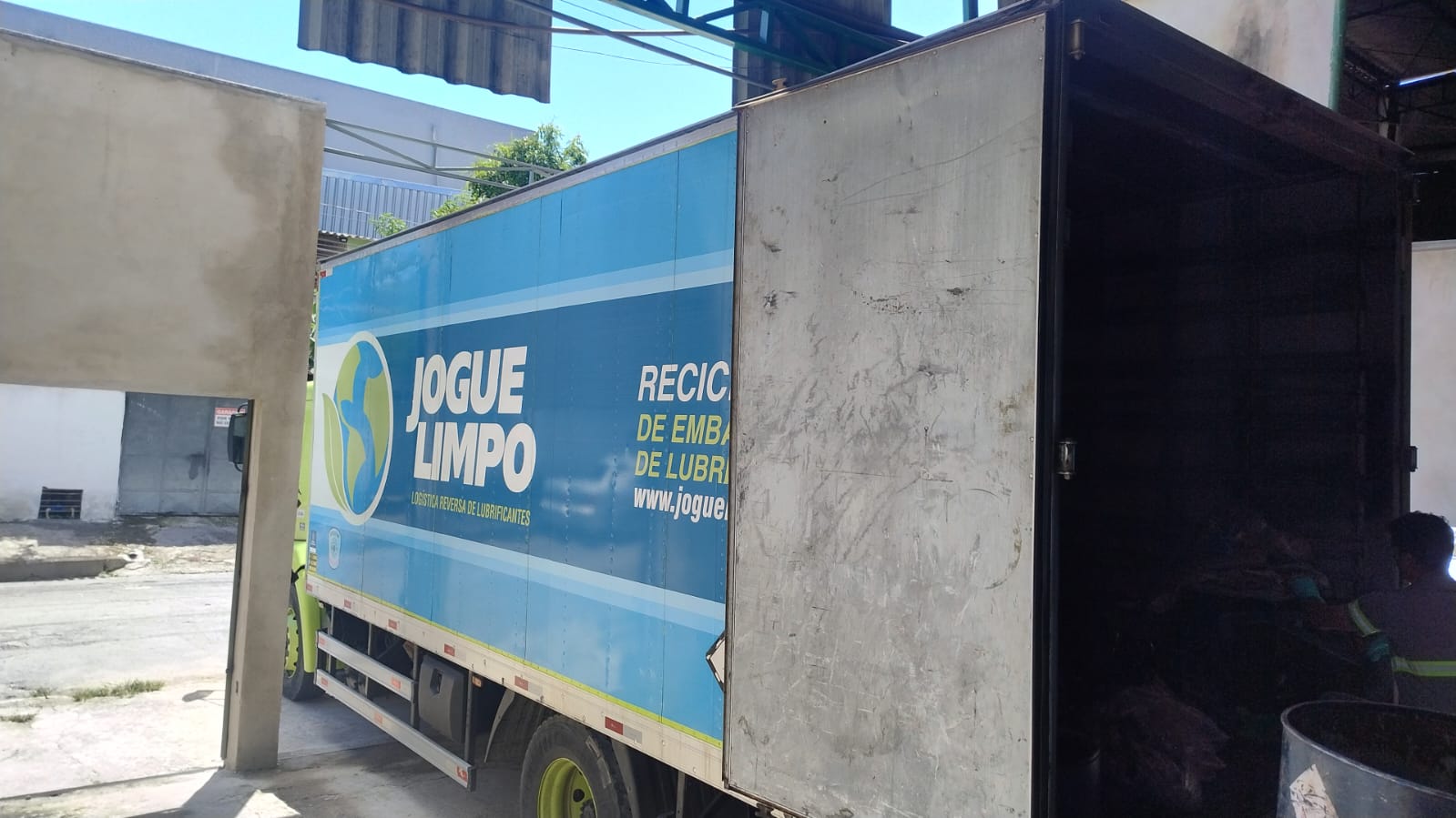 Caminhão da Ambipar realizando a coleta de resíduos na doca da Fly Balloon