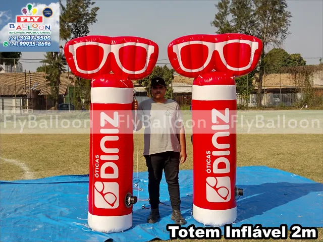 Totens infláveis promocionais Óticas Diniz, 2m, dois totens vermelhos com óculos no topo