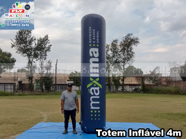 Totem inflável promocional Máxima Nutrição e Saúde Animal, 4m, coluna azul-marinho com o logotipo