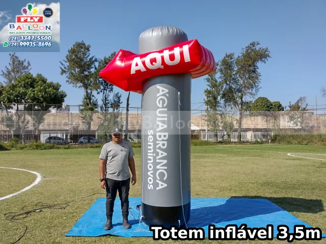 Totem inflável promocional Águia Branca Seminovos, 3,5m, coluna cinza com seta vermelha com a palavra Aqui