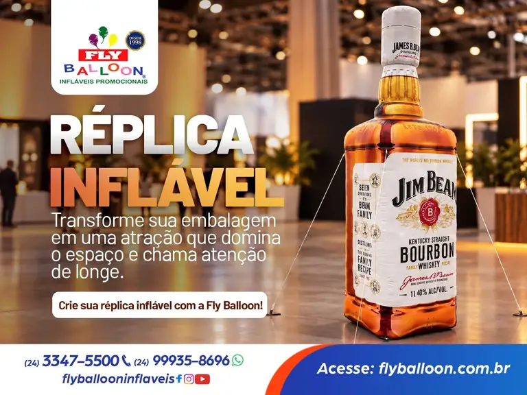 Banner Fly Balloon: réplica inflável gigante de garrafa de bourbon Jim Beam em salão de eventos, com o texto Réplica inflável – crie sua réplica inflável com a Fly Balloon