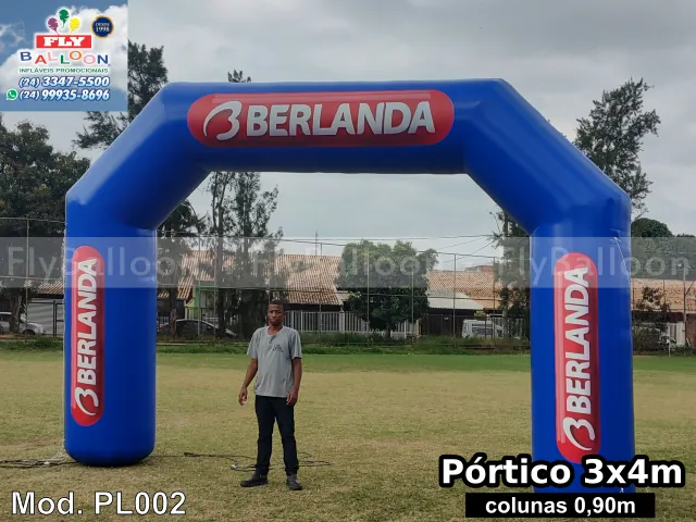 Portal inflável promocional azul com a marca Berlanda na parte superior e nas colunas