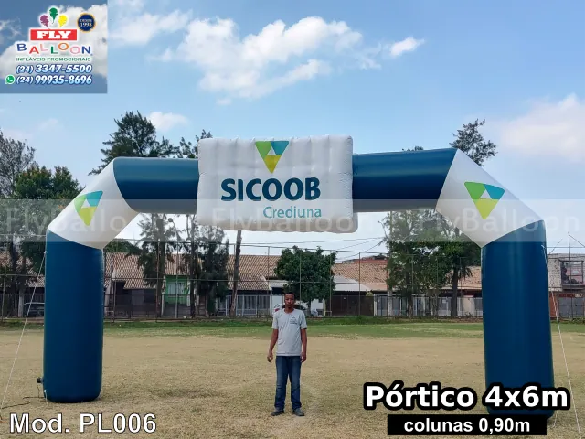 Pórtico inflável promocional azul e branco com a marca Sicoob Crediuna no centro