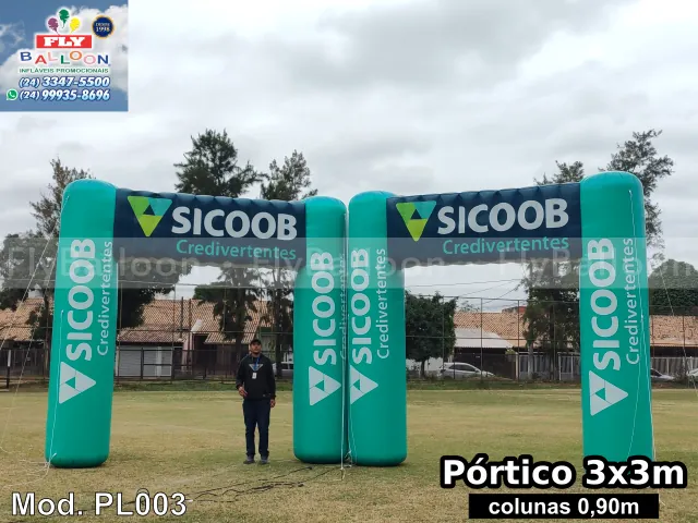 Dois pórticos infláveis promocionais verdes e azuis, com colunas de 0,90 m, personalizados com a marca Sicoob Credivertentes