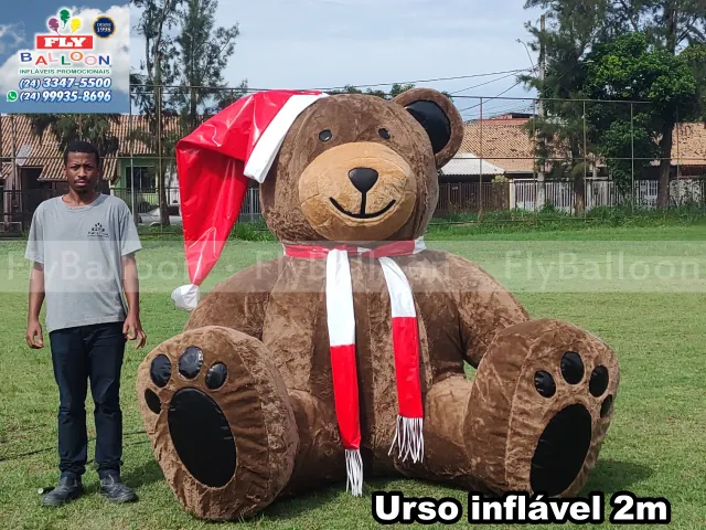 Urso de pelúcia inflável gigante de Natal, marrom, com gorro de Papai Noel e cachecol — destaque dos enfeites infláveis de Natal